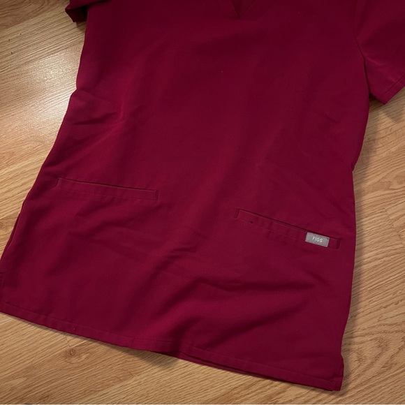 FIGS Women's Casma Three-Pocket Scrub Top - Picture 4 of 5